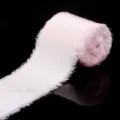 Primo piano dettagliato di un nastro in raso rosa chiaro sfilacciato per pacchi regalo fai da te - Rosa Acqua