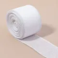 Dettaglio in primo piano di un rotolo di nastro in rete bianca, tessuto strutturato per progetti. - Larghezza 4cm / Bianco