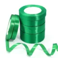 Nastro di raso verde nel dettaglio, rotolo di tessuto strutturato per confezioni regalo fai da te. - 1 cm 25 iarde/rotolo / Verde scuro