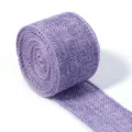 Primo piano dettagliato del rotolo di nastro di juta viola con tessitura e bordo in metallo. - Larghezza 4cm / Viola