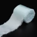 Rotolo di nastro in raso azzurro sfilacciato per confezioni regalo di nozze e fai da te. - Celeste