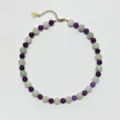 Primo piano della collana di perle tonde in pietra naturale colorata viola e verde. - Collana / 38+5cm / Blocchi di Colore Verde e Viola