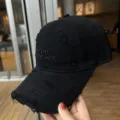 Gros plan sur les détails de la casquette de baseball noire usée avec broderie vintage. - Noir