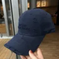 Gros plan détaillé de la casquette de baseball bleu foncé avec texture brodée à l'avant. - Bleu marine