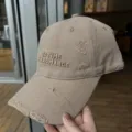 Casquette de baseball kaki effet usé avec broderie tendance pour femme style streetwear chic. - Kaki