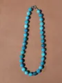 Primo piano della collana di perle in pietra naturale blu, che evidenzia la texture e la chiusura. - Collana / 38+5cm / Blu Zaffiro