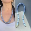 Variante di collana di perle di pietre preziose blu con dettagli bianchi e chiusura metallica. - Collana / 38+5cm / Doppio Blu