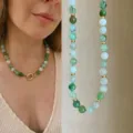 Elegante collana di perle in pietra naturale verde con chiusura a T dorata variante - Collana / 38+5cm / Mix Verde Multicolore