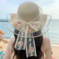 Chapeau de paille de plage d'été pour femme avec élégant ruban en dentelle florale, protection. - Taille unique (convient pour 56-58 cm) / Ruban à fleurs - Beige