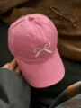 Casquette de baseball rose lavée vintage avec broderie de nœud blanc élégante. - M / Rose Coréen
