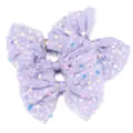 Primo piano dettaglio del fiocco in rete e paillettes viola chiaro, consistenza e lucentezza. - Viola