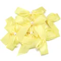 Dettaglio fiocco nastro giallo con perla a cuore al centro per accessori capelli. - 10 Pezzi/Confezione / Giallo