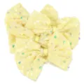Primo piano dettagliato di fiocchi in tulle con paillettes gialle fatti a mano per accessori. - Giallo
