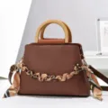 Borsa a mano intrecciata marrone chic con manico in resina e catena foulard per uso quotidiano. - Giallo ocra