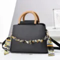 Borsa a tracolla strutturata elegante con manici in legno e catena con foulard chic. - Nero