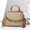 Élégant sac à main en paille avec poignée en bois, chaîne et bandoulière pratique. - Kaki