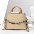 Borsa a mano in paglia chic con manico in legno e catena decorata per stile quotidiano. - Bianco avorio