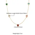 Dettaglio collana in acciaio dorato con cristalli cuore multicolore lunghezza e misura. - Stile Cuore Multicolore (N05923G)