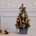 Piccolo albero di Natale da tavolo con luci calde, fiocchi, pigne e bellissimi ornamenti. - Casa in Oro Rosa / 30cm