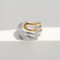 Detailaufnahme des einzigartigen zweifarbigen mehrschichtigen Metallwickelrings - Mehrlagiger Linienstil (465)