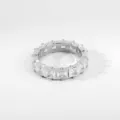 Detailansicht eines silbernen Zirkon-Elegance-Rings, glänzender Damenschmuck für jeden Anlass. - Größe 7 / Quadratischer Zirkonia Silber