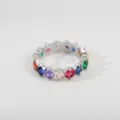 Nahaufnahme eines Edelstahl Regenbogen Eternity Rings mit funkelnden bunten Zirkonia Steinen. - Größe 7 / Runder Zirkonia Stahl Gemischter Regenbogen