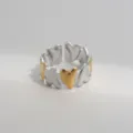 Zweifarbiges Herz Edelstahl offener Ring Detailansicht, Vintage Titanstahl Modeschmuck Damen. - Herzwickel-Stil (468)