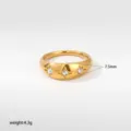 Vista detallada del anillo ancho de acero inoxidable dorado con tres circonitas. - Estilo Ancho Strass Triple Estrella (448)