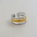 Detailaufnahme, die den filigranen mehrschichtigen Gold- und Silber-Offenen Ring zeigt. - Gehämmerter Mehrlagiger Stil (484)