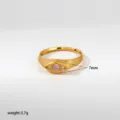 Primer plano detallado de un anillo dorado vintage con piedra rosa y pequeños diamantes. - Estilo Strass Cuadrado Rosa Rombo (449)