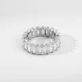 Nahaufnahme eines funkelnden Zirkonia Memoire Rings im Smaragdschliff aus Silber. - Baguette-Zirkonia Silber
