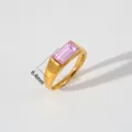 Elegante anillo de acero inoxidable dorado con una hermosa gema rosa rectangular. - Estilo Strass Cristal Rosa Rectangular Cuadrado Oro Acero Inoxidable (446) / Tamaño Aprox 6.4mm