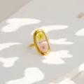Primer plano del anillo de acero inoxidable bañado en oro con resina y flores. - Estilo Resina Transparente Doble Flor Acero Inoxidable Chapado Oro