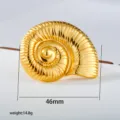 Gouden nautilus schelp haarspeld detailweergave, elegant metalen haaraccessoire voor dagelijks. - Goud