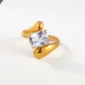Elegante roestvrijstalen vergulde wikkelring met een prachtige zirkoniasten in kussensnede. - Gestroomlijnde Asymmetrische Liquid Gold Stijl / Goud