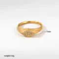 Vista detallada del anillo de sello dorado vintage con cara de pavé de diamantes y 7mm de ancho. - Estilo Sello Ancho Strass Rombo (450)