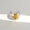 Elegantes zweifarbiges Blumen-Offenring aus Edelstahl für Damen, modischer Goldschmuck. - Blumenstil (491)