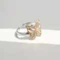 Detailaufnahme eines zweifarbigen Schmetterlings-Offenen Rings aus edlem Edelstahl mit Finish. - Schmetterlingsstil (538)