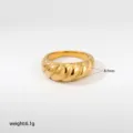 Primer plano del anillo dorado grueso y trenzado, mostrando un ancho de 8.7mm y acabado brillante. - Estilo Grueso Cuerda Torcida Dorada (452)