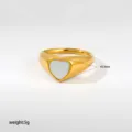 Primer plano del elegante anillo de acero inoxidable con corazón y acabado dorado brillante. - Estilo Corazón Nácar Blanco (453)
