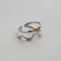 Detailansicht des Edelstahlrings mit doppeltem Band, goldenem Herz und wellenförmigem Design. - Wellenherz Stil (699)