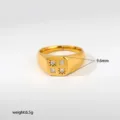 Vista detallada del anillo sello de acero inoxidable dorado con piedras de circonita. - Estilo Sello Strass Cuadrado Estrella (524)