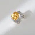 Gedetailleerde close-up van de hippe tweetonige roestvrijstalen roosring met stijlvolle look. - Roos Stijl