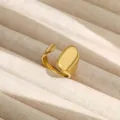 Detalle de primer plano de anillo abierto bano de oro sobre expositor de terciopelo. - Estilo Geométrico Irregular Abierto Banda Ancha