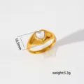 Detalle del anillo de corazón robusto de acero inoxidable, banda gruesa dorada con circón claro. - Anillo de Pared Gruesa Ancha con Corazón de Zirconia Clara (511)