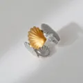 Detailopname van de tweetonige schelpring met gouden en zilveren textuurdetails. - 3D Schelpstijl