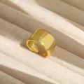 Exquisito anillo dorado ancho con diseño acanalado moderno, detalle elegante de joyería en cobre. - Estilo Ancho Acanalado Líneas Múltiples