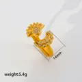 Vista detallada del anillo abierto sol y luna de acero inoxidable dorado con circonitas brillantes. - Estilo Strass Sol Luna Empalmado Asimétrico Lujo Ligero (415) / Tamaño Aprox 14mm