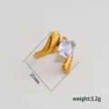 Primer plano del elegante anillo de acero inoxidable dorado con brillante circonita. - Anillo Abierto Cruzado con Zirconia Cuadrada (476)