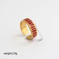Anillo abierto ajustable de acero inoxidable con esmalte rojo y acabado dorado, vista detallada. - Estilo Ola Irregular Burdeos Oro Acero Inoxidable / Ancho Aprox 6.7mm Paquete